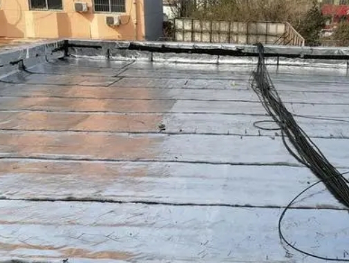 汕尾卫生间漏水维修公司分享下汕尾屋面楼顶防水刚性防水层施工要点。